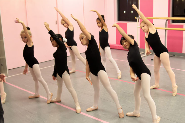 portfolio-dancers-stretching